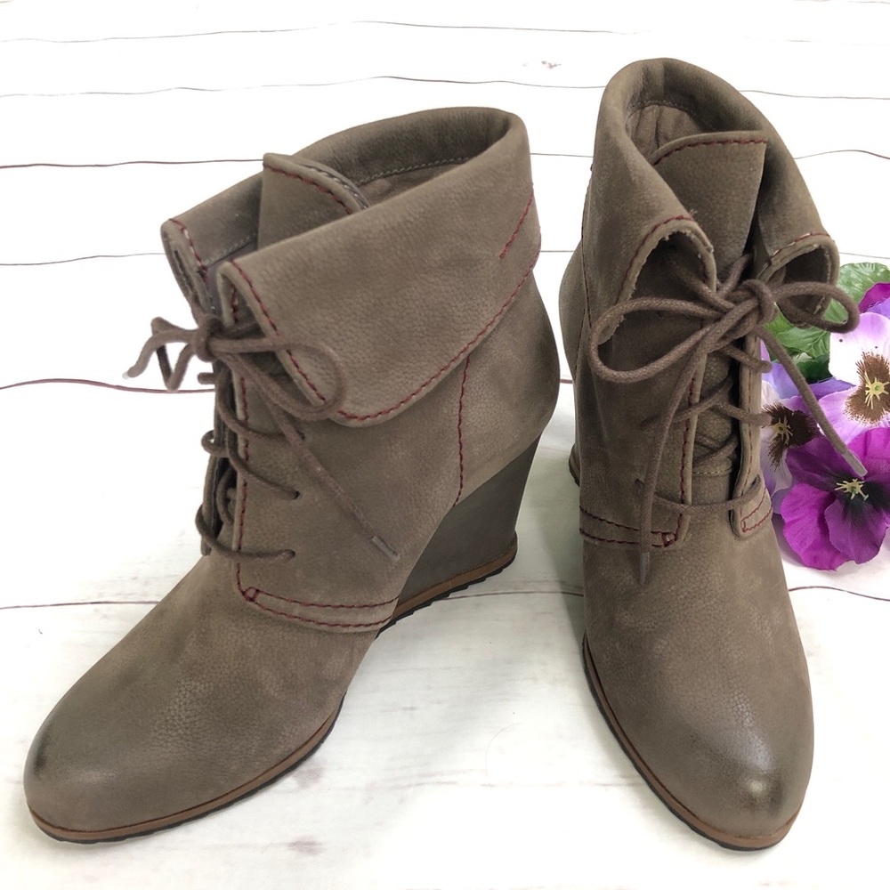 Tesori Suede Wedge Ankle Booties Sz 6M